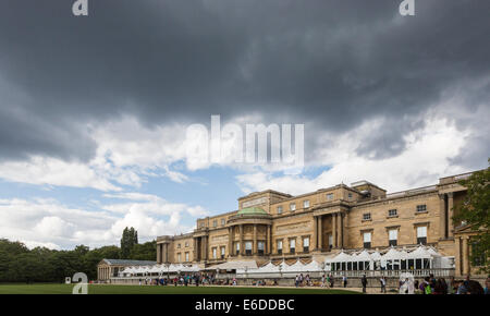 Facciata posteriore della residenza ufficiale della regina, Buckingham Palace, Londra, sotto le nuvole tempeste di raccolta Foto Stock