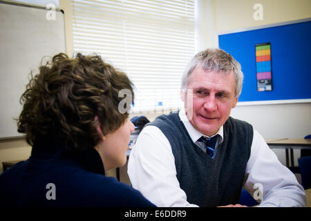 Insegnante che racconta allievi alla scuola secondaria di Cirencester, Regno Unito Foto Stock