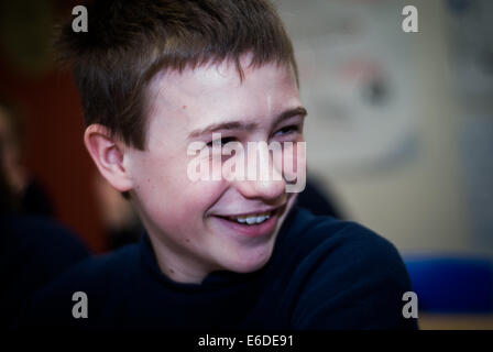 Smiling Schoolboy alla scuola secondaria di Cirencester, Regno Unito Foto Stock