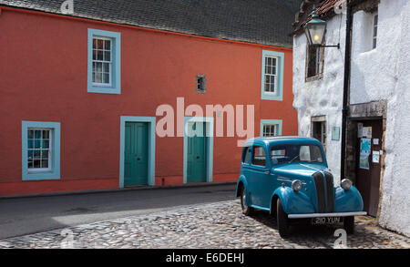 Standard di Austin battenti otto da circa 1938 nel XVII secolo Royal Burgh di Culross in Fife Scozia Scotland Foto Stock