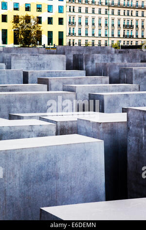 Memoriale al assassinato ebrei d'Europa o il memoriale dell'Olocausto dall' architetto Peter Eisenman e ingegnere Buro Happold a Berlino. Foto Stock