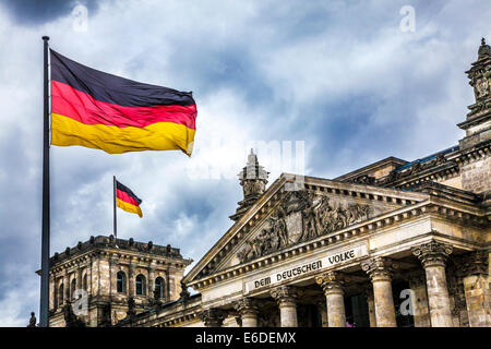 Tempesta nuvole sopra il Reichstag, il parlamento tedesco a Berlino. Foto Stock