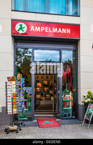 Un Ampelmann souvenir shop a Berlino. Foto Stock