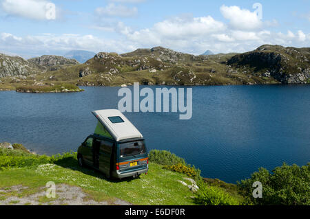 Mazda Bongo camper da Loch Gobhloch, vicino Scourie, Sutherland, Scotland, Regno Unito Foto Stock