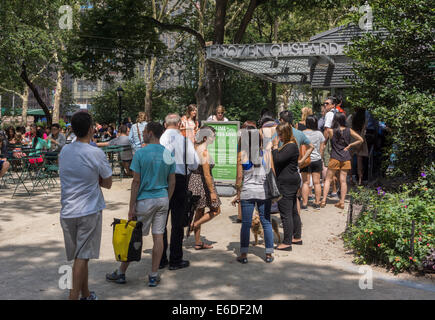 Folle di appassionati di hamburger mangiare pranzo presso lo shake Shack in Madison Square Park di New York Foto Stock