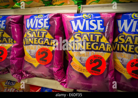 Un display di gustoso saggio potato chips in un supermercato a New York Foto Stock