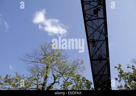 Londra, Regno Unito. 13 Ago, 2014. Kew Gardens - Treetop Walkway.Treetop Walkway aperto sulla giornata internazionale sulla biodiversità, 2008. È stato progettato da Marks Barfield Architects, che ha anche progettato il London Eye. Il Kew Gardens offrono un fantastico mondo di meraviglie botaniche, spettacolare mostra orticola, Kew Gardens, Londra, Regno Unito. © Veronika Lukasova/ZUMA filo/Alamy Live News Foto Stock