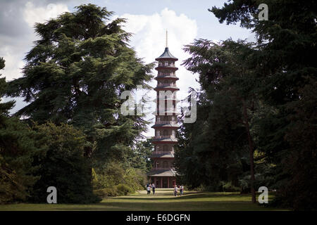 Londra, Regno Unito. 13 Ago, 2014. Kew Gardens - Plantasia summer festival.Vista della Pagoda.Il Kew Gardens Summer Festival offre un fantastico mondo di meraviglie botaniche, spettacolare mostra orticola e esperienze sensoriali per eccitare gli occhi, le orecchie e persino le dita dei piedi, Kew Gardens, Londra, Regno Unito. © Veronika Lukasova/ZUMA filo/Alamy Live News Foto Stock