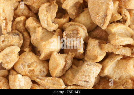 Scratchings di maiale fritti cotenne popolare in tutto il mondo come uno snack Foto Stock