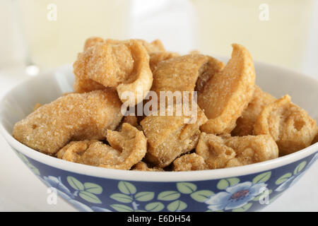 Scratchings di maiale fritti cotenne popolare in tutto il mondo come uno snack Foto Stock