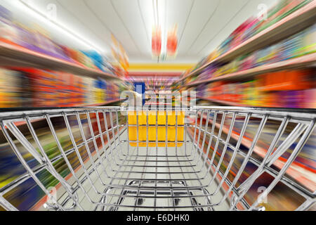 Fast carrello nel supermercato Foto Stock