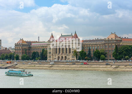 Università Tecnica di Budapest sulla rive del fiume Danubio Foto Stock