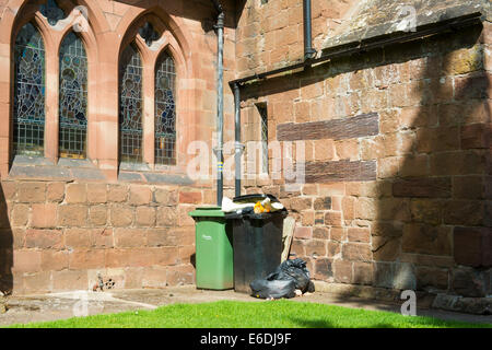 Cestini della spazzatura al di fuori di Sant'Andrea Chiesa in Shifnal, Shropshire, Inghilterra Foto Stock