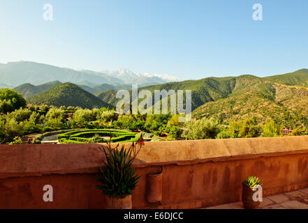 Ourika Valley & Kasbah Hotel,fresca aria di montagna,fertili valli verdi con Snow capped Alto Atlante Mountain Range,Villaggi,Marocco Foto Stock