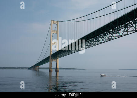 Michigan, il lago Michigan, Mackinac, ponte Mackinac. Storico ponte di sospensione su una tranquilla giornata nella Regione dei Grandi Laghi. Foto Stock