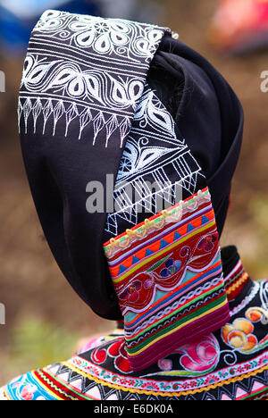 Cina. Nella provincia dello Yunnan. Mercato settimanale a Xinjie. Yi donna. Foto Stock