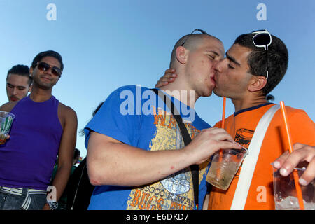 Gay Couple Kissing Festival LGBT comunità, Praga orgoglio Repubblica Ceca Foto Stock