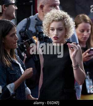 Agosto 19, 2014 - Hollywood, California, Stati Uniti - attrice americana Julia Garner arriva al 'Sin città: una dama di uccidere per l' Hollywood Premiere al TCL Teatro Cinese di Lunedì 19 Agosto, 2014. L'attrice pulisce i suoi denti prima di andare sul tappeto rosso il martedì. (Credito Immagine: © David Bro/ZUMA filo) Foto Stock