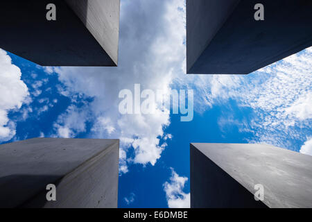 Vista guardando in alto di blocchi a Memoriale dell Olocausto (Memoriale al assassinato ebrei d'Europa) a Berlino Germania Foto Stock