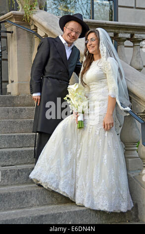 Poste formale ritratto di una sposa e lo sposo subito dopo il loro ebrea ortodossa cerimonia di nozze di Brooklyn, New York Foto Stock