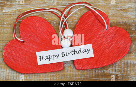 Buon compleanno card con due rossi cuori di legno Foto Stock