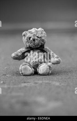 Orsacchiotto di peluche sulla spiaggia in bianco e nero Foto Stock