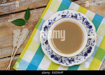 Il tè di latte nella tazza vintage Foto Stock