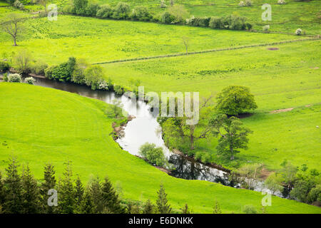 Il fiume Derwent tra Derwent Water e Bassenthwaite, sotto Keswick nel distretto del lago, UK. Foto Stock