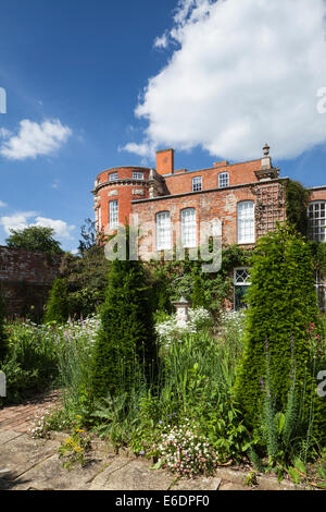 La Dutch walled garden courtyard, progettata da Angela Collins, e Cottesbrooke Hall, Northamptonshire, Inghilterra Foto Stock