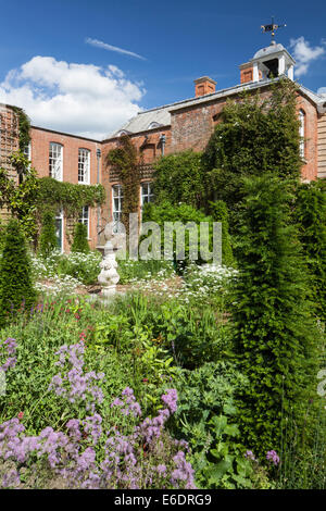 La Dutch walled garden courtyard, progettata da Angela Collins, e Cottesbrooke Hall, Northamptonshire, Inghilterra Foto Stock