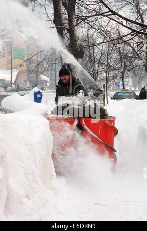 Lo spalaneve cancella la neve da marciapiedi a Sarajevo, Bosnia ed Erzegovina giorni dopo i record di nevicata nel febbraio 2012 Foto Stock