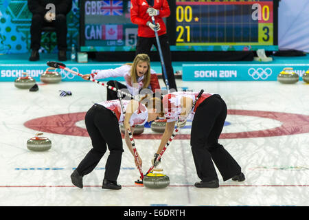 Jennifer Jones (C) witn Alba McEwen (L) e Jill Officer della medaglia d oro vincente di spazzamento Canada durante la donna curling compe Foto Stock