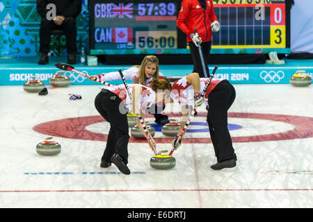 Jennifer Jones (C) witn Alba McEwen (L) e Jill Officer della medaglia d oro vincente di spazzamento Canada durante la donna competi di curling Foto Stock