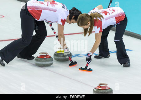 Jill Officer (L) e Kaitlyn Lawes della medaglia d oro vincente di spazzamento Canada durante la donna curling concorrenza all'Olympic Wi Foto Stock