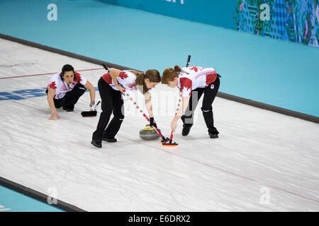 Jill Officer (L) e Kaitlyn Lawes e Dawn McEwen della medaglia d oro vincente di spazzamento Canada durante la donna la concorrenza di curling Foto Stock