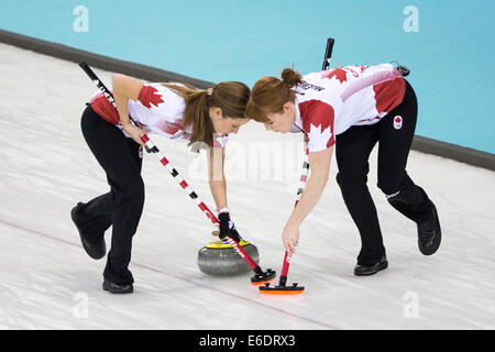 Kaitlyn Lawes (L) e Dawn McEwen della medaglia d oro vincente di spazzamento Canada durante la donna curling concorrenza all'Olympic W Foto Stock