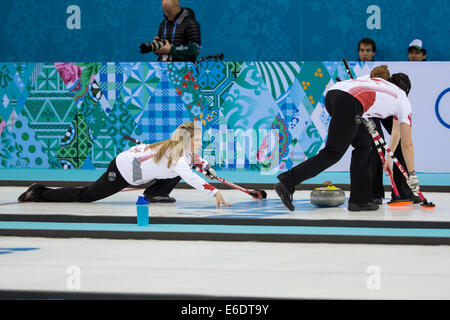 Jennifer Jones (C) della medaglia d oro vincendo il Canada Jill Officer (L) e Dawn McEwen del Canada sweep donna curling concorrenza a Foto Stock