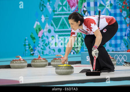 Jill Officer della medaglia d oro vincere posti del Canada di una pietra durante la donna la concorrenza di curling presso i Giochi Olimpici Invernali, Sochi Foto Stock