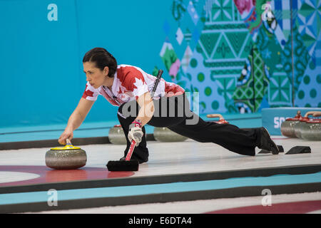 Jill Officer della medaglia d oro vincere posti del Canada di una pietra durante la donna la concorrenza di curling presso i Giochi Olimpici Invernali, Sochi Foto Stock