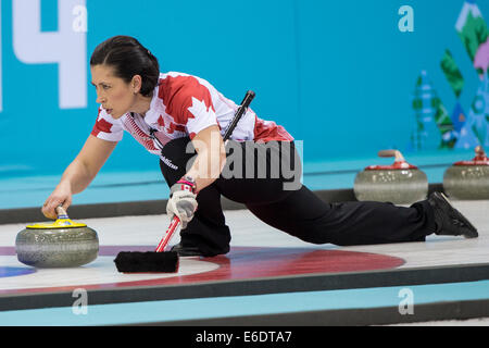 Jill Officer della medaglia d oro vincere posti del Canada di una pietra durante la donna la concorrenza di curling presso i Giochi Olimpici Invernali, Sochi Foto Stock