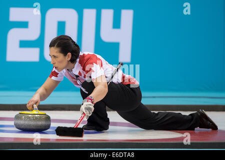 Jill Officer della medaglia d oro vincere posti del Canada di una pietra durante la donna la concorrenza di curling presso i Giochi Olimpici Invernali, Sochi Foto Stock