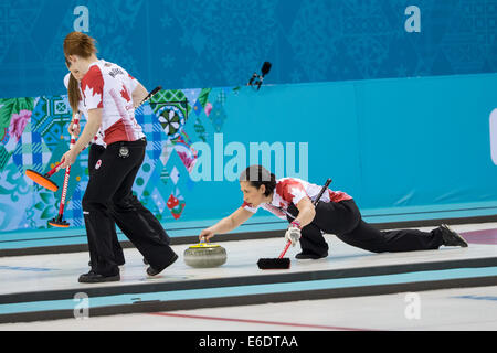 Jill Officer della medaglia d oro vincere posti del Canada di una pietra witn Alba McEwen (L) e Kaitlyn Lawes durante la donna competi di curling Foto Stock