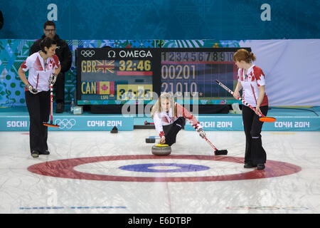 Jennifer Jones (C) witn Jill Officer (L) e Dawn McEwen della medaglia d oro vincendo il Canada in azione durante la donna curling compe Foto Stock