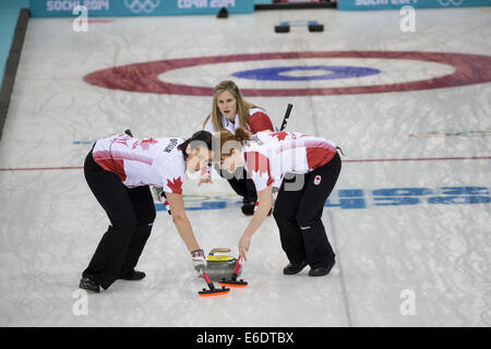 Jennifer Jones (C) witn Jill Officer (L) e Dawn McEwen della medaglia d oro vincendo il Canada in azione durante la donna curling compe Foto Stock