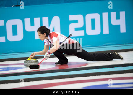 Jill Officer della medaglia d oro vincere posti del Canada di una pietra durante la donna la concorrenza di curling presso i Giochi Olimpici Invernali, Sochi Foto Stock