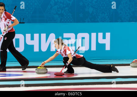 Kaitlyn Lawes della medaglia d oro vincere posti del Canada di una pietra durante la donna la concorrenza di curling presso i Giochi Olimpici Invernali, Soch Foto Stock