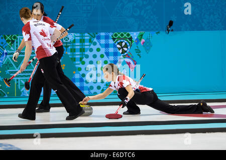 Kaitlyn Lawes della medaglia d oro vincere posti del Canada di una pietra durante la donna la concorrenza di curling presso i Giochi Olimpici Invernali, Soch Foto Stock