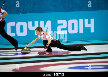 Kaitlyn Lawes della medaglia d oro vincere posti del Canada di una pietra durante la donna la concorrenza di curling presso i Giochi Olimpici Invernali, Soch Foto Stock