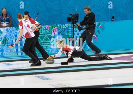 Jennifer Jones (R) pone una pietra con Alba McEwen (L) e Jill Officer della medaglia d oro vincente di spazzamento Canada durante la donna c Foto Stock