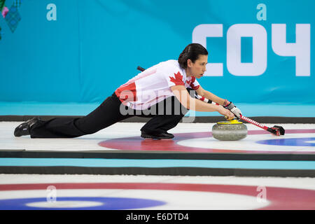 Jill Officer della medaglia d oro vincere posti del Canada di una pietra durante la donna la concorrenza di curling presso i Giochi Olimpici Invernali, Sochi Foto Stock